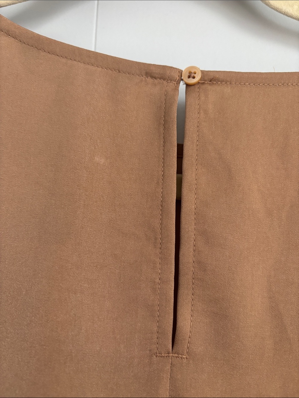 NWT Banana Republic Short-Sleeve Blouse in Camel Brown - Picture 3 of 4
